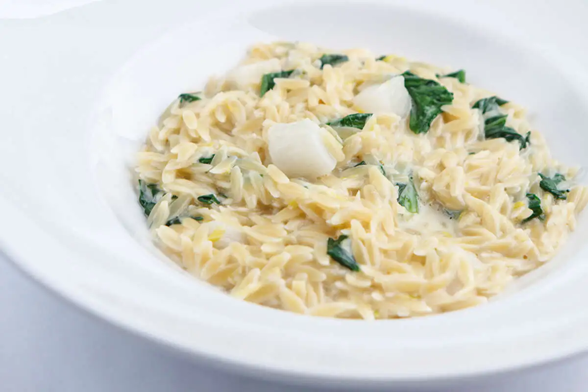 Орзо с гребешком и шпинатом