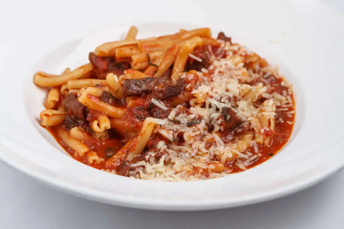 Казаречче с рагу из телячьих щёчек