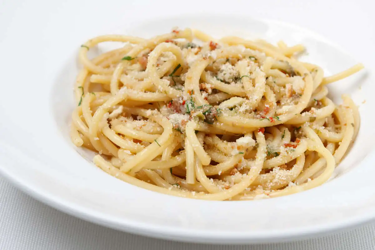 Букатини с анчоусами, томатом и хлебной крошкой