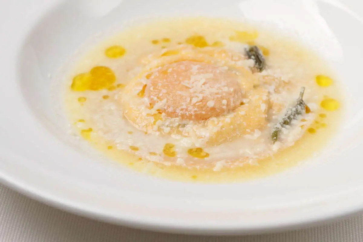 Большой равиоль с яйцом, шалфеем и рикоттой