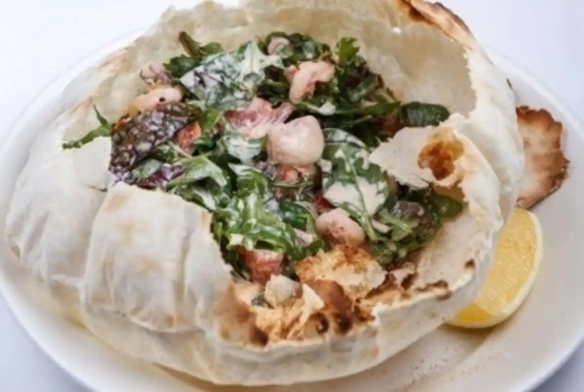 Салат с морепродуктами в хрустящей коробочке