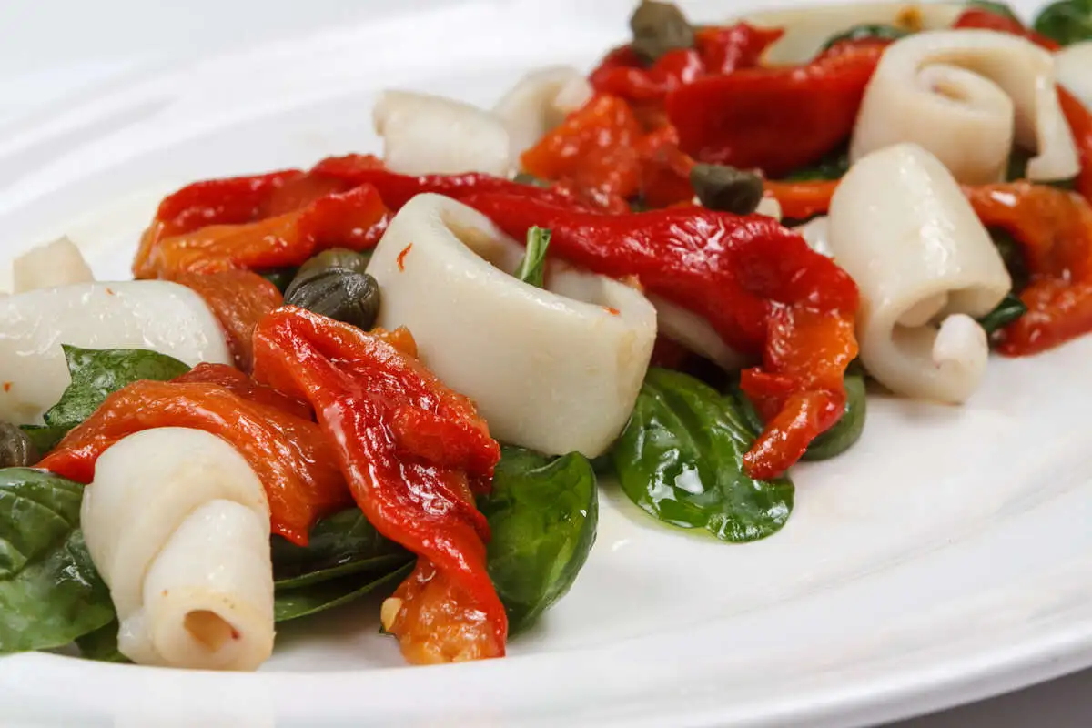 Жареные кальмары с печёным перцем и шпинатом