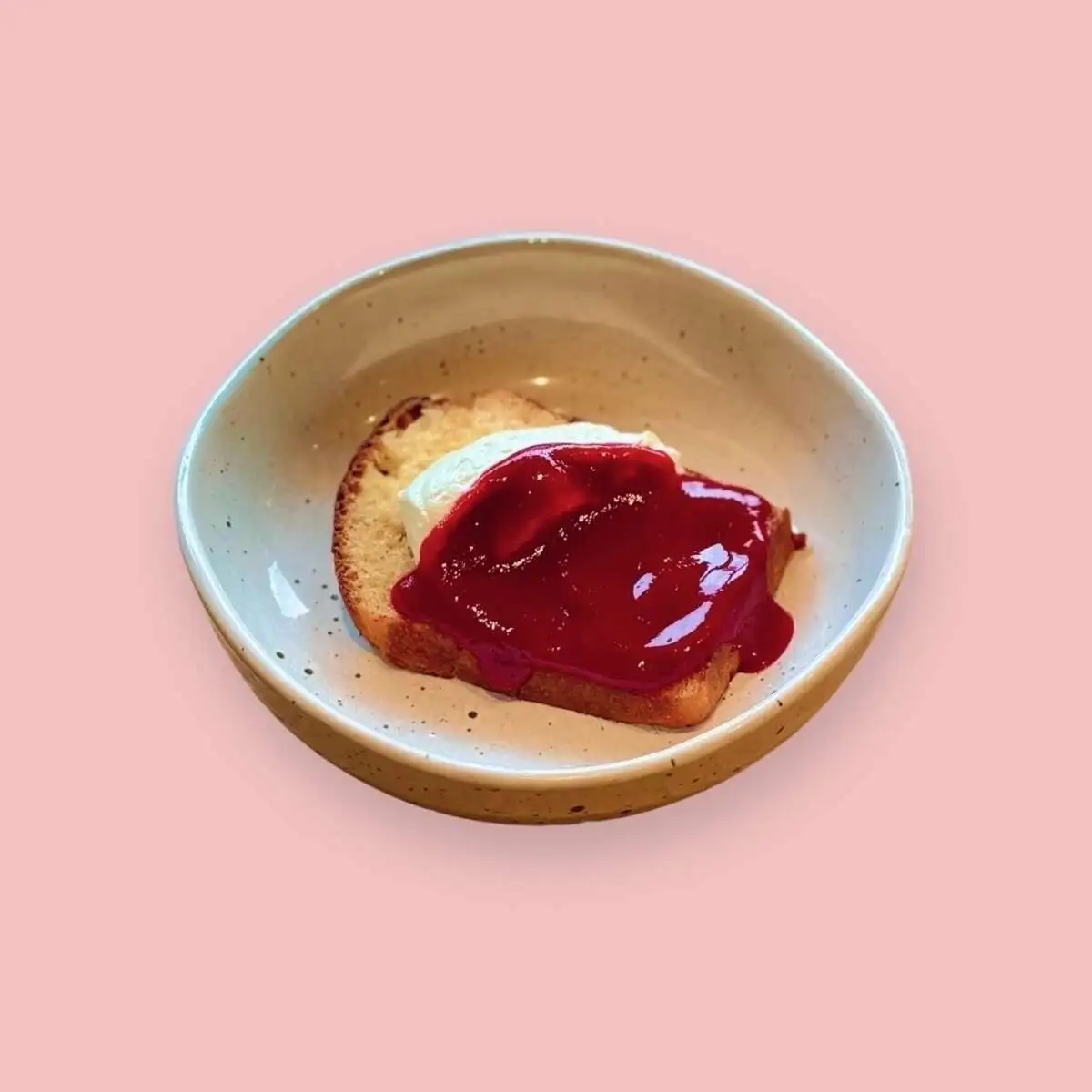 Теплая бриошь с малиновым кули и кремом маскарпоне