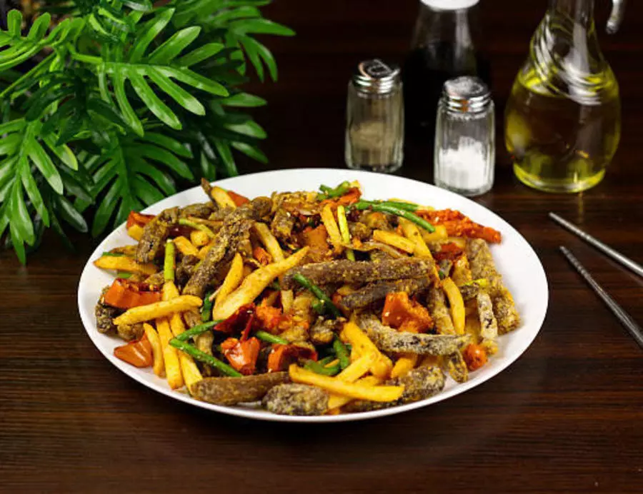 Жареная говядина со стрелками чеснока и картофелем фри