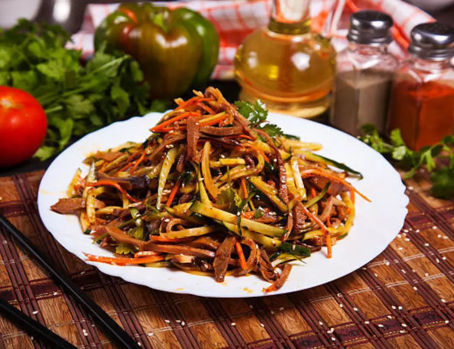 Салат из языка соломкой с огурцом