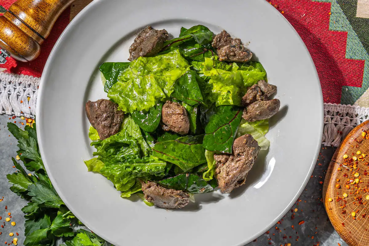 Зеленый салат с куриной печенью