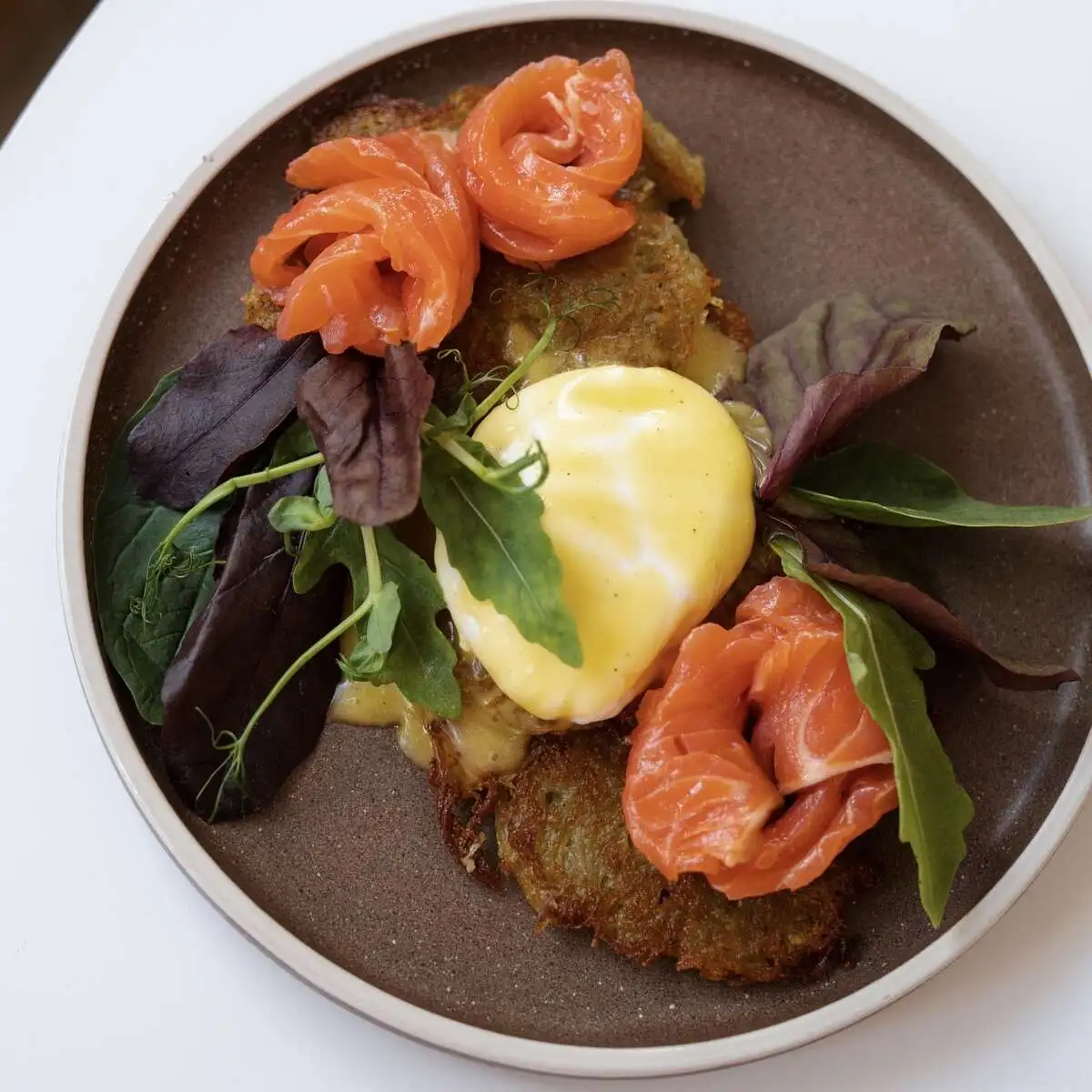 Яйцо Арлингтон на картофельных драниках