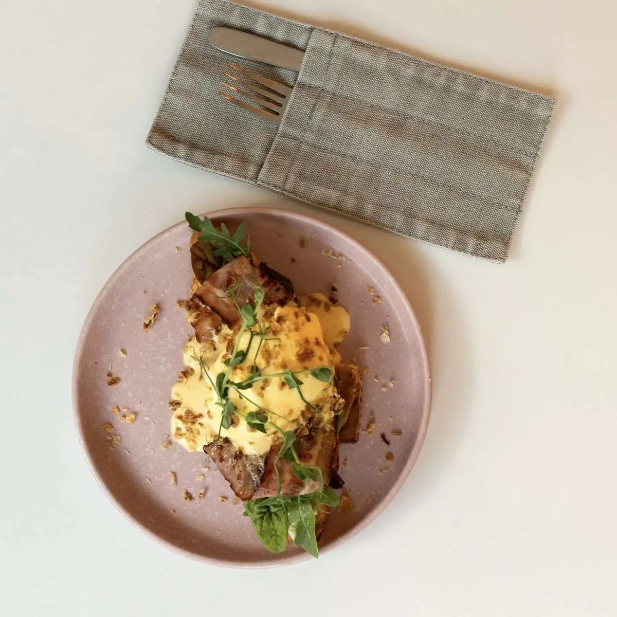 Яйцо Бенедикт на круассане