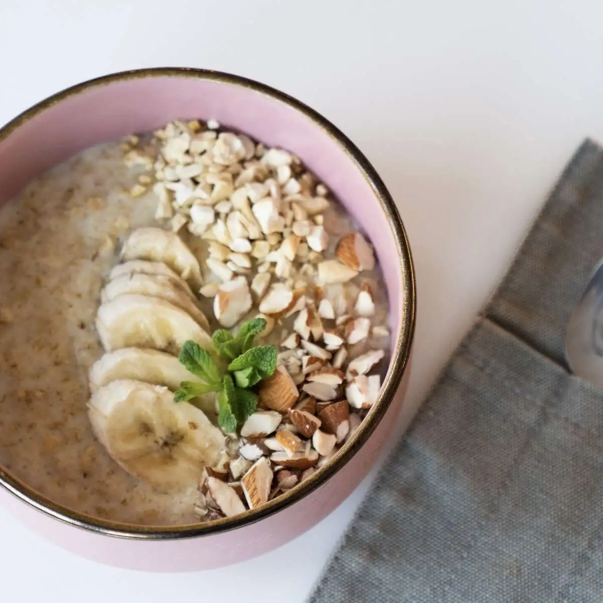Овсяная с орехами и бананом
