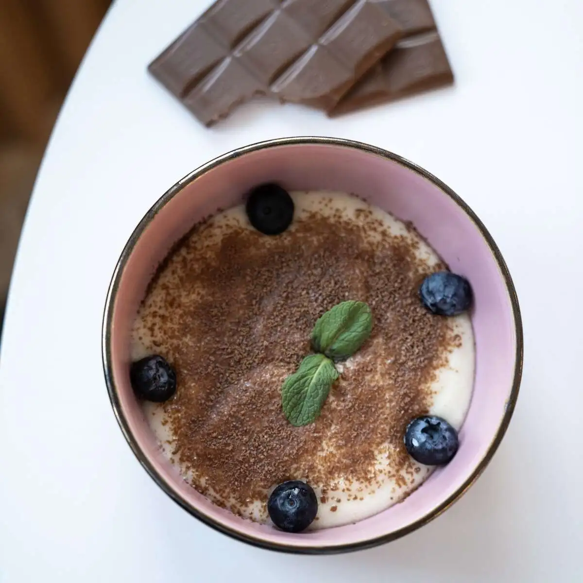 Манная с шоколадом и голубикой