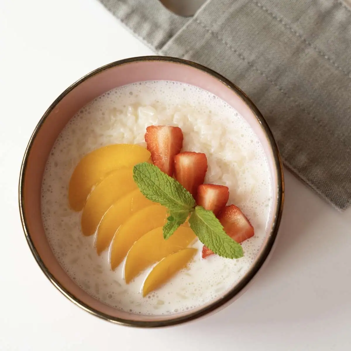 Рисовая с персиком и клубникой