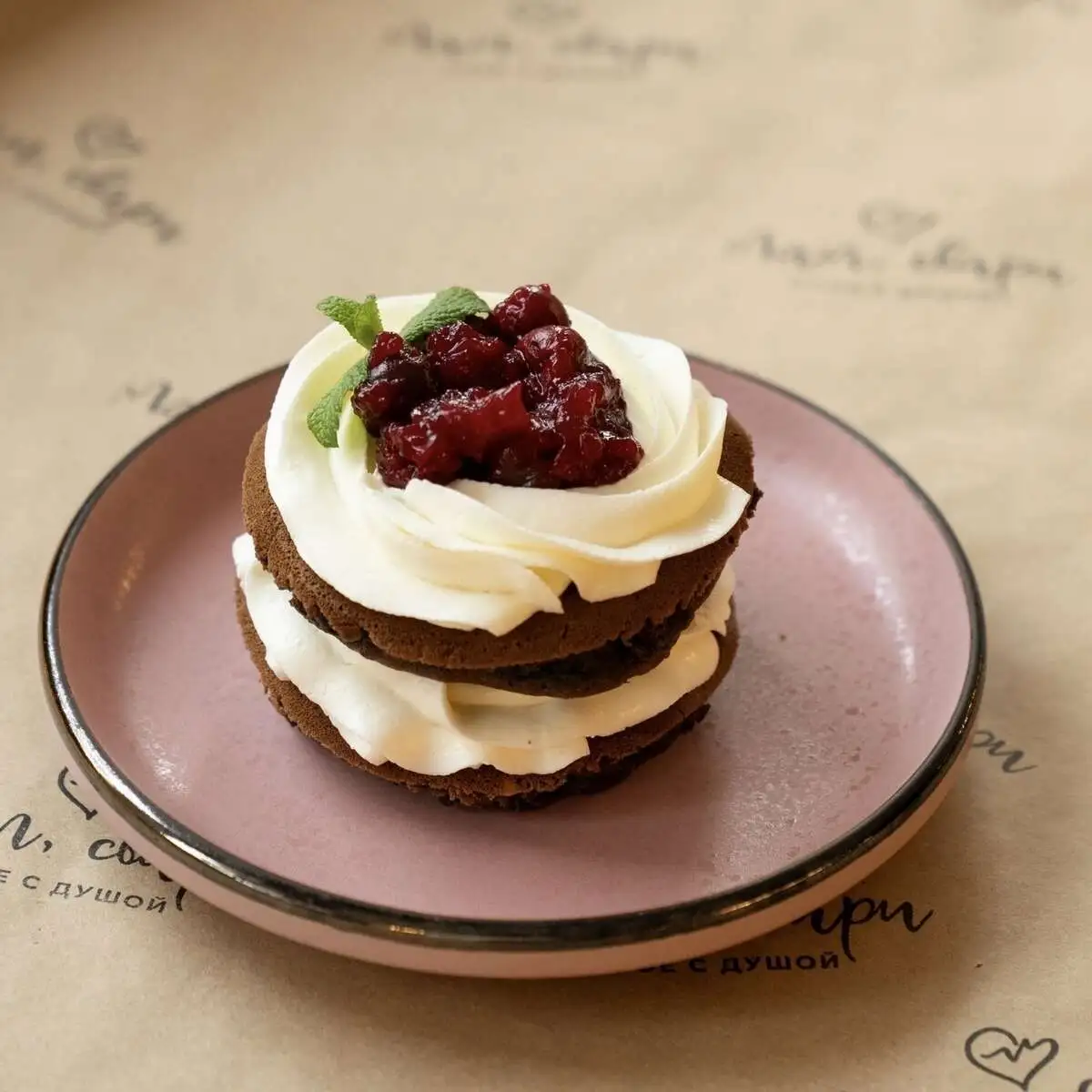 Шоколадные панкейки с вишней