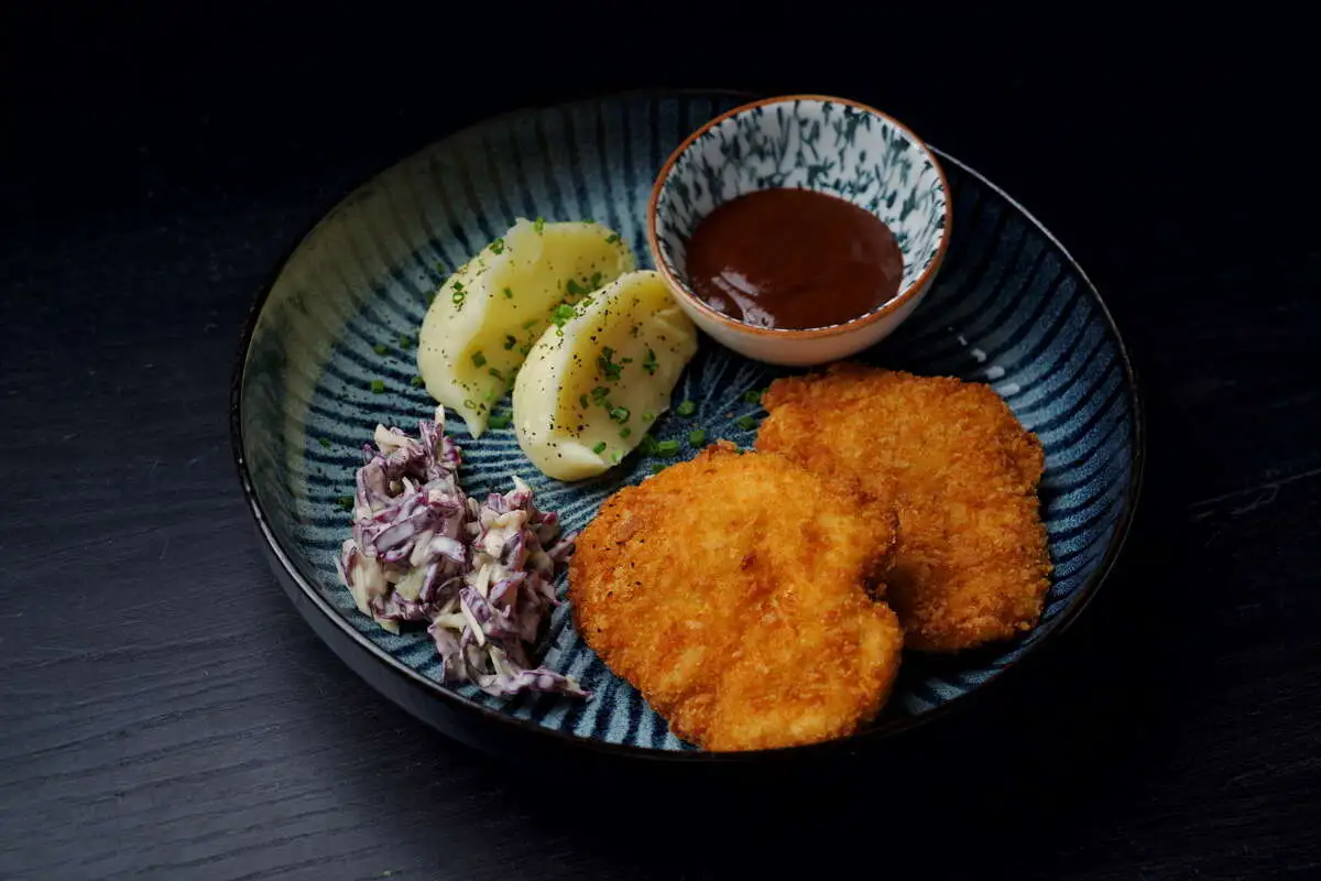 Курица кацу с картофельным пюре