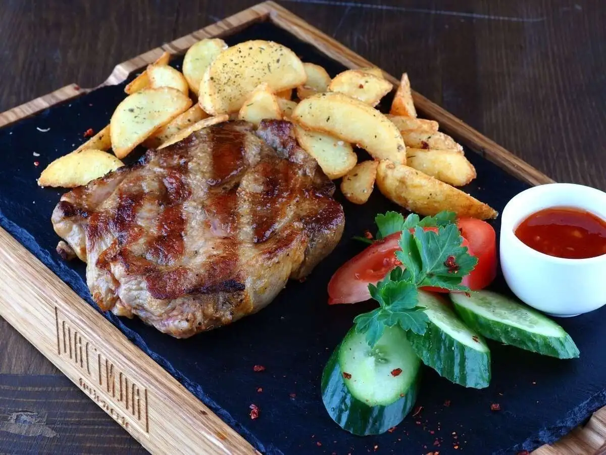 Стейк из свинины с соусом BBQ