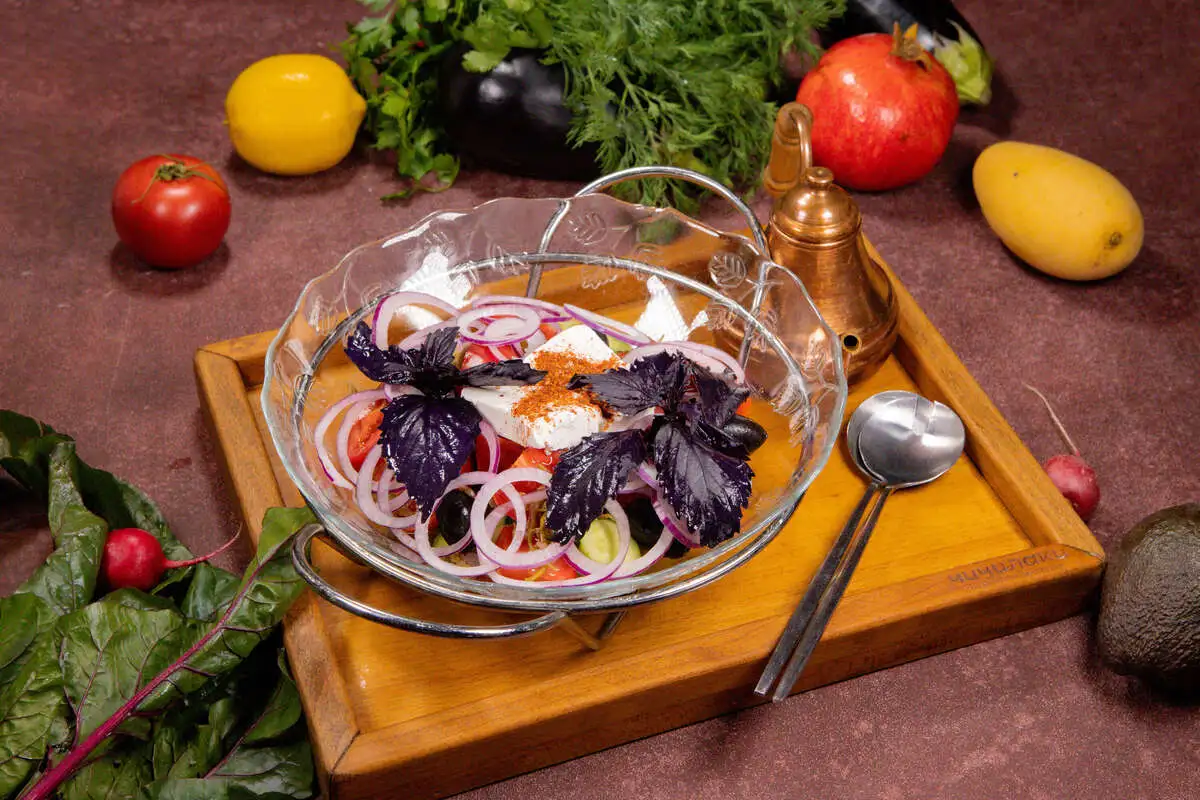 Большой овощной салат с сыром Фета и базиликом ( на 2-3 персоны)