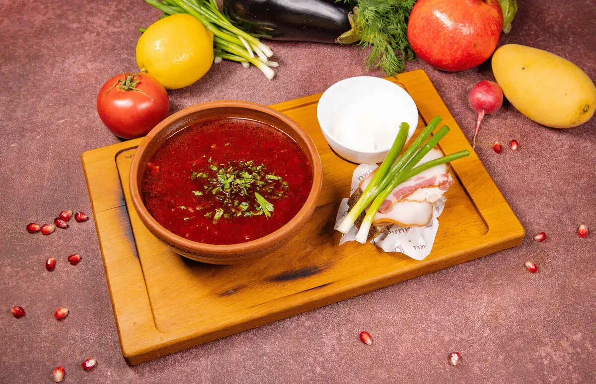 Борщ с говядиной, копченым салом и гренкой из бородинского хлеба