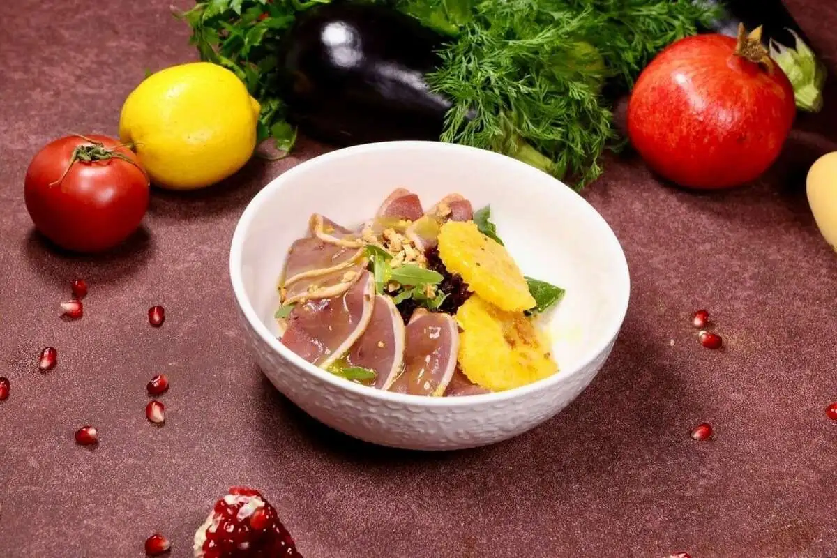 Салат с вяленой утиной грудкой и карамелизированными апельсинами