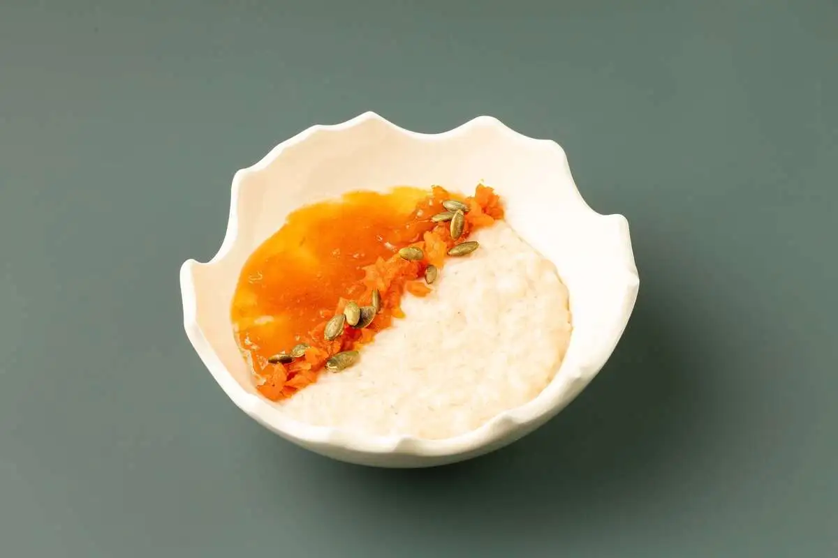 Рисовая каша на топленом молоке с абрикосовым джемом и курагой
