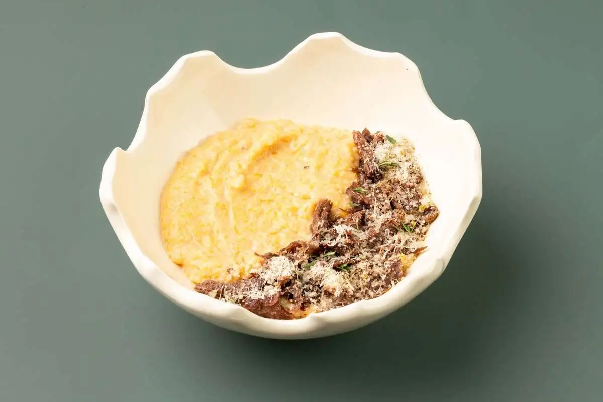 Кукурузная каша с говяжьими щечками