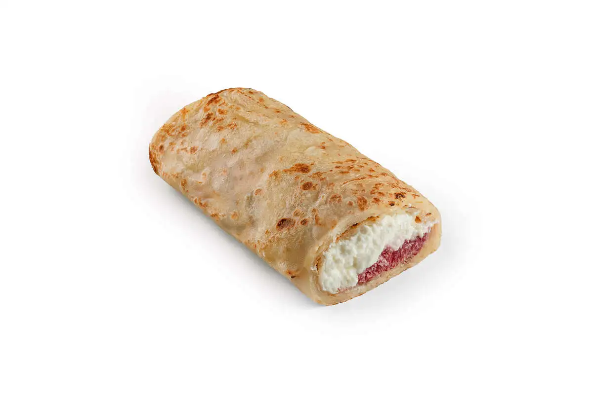 Блин с творогом и клубникой