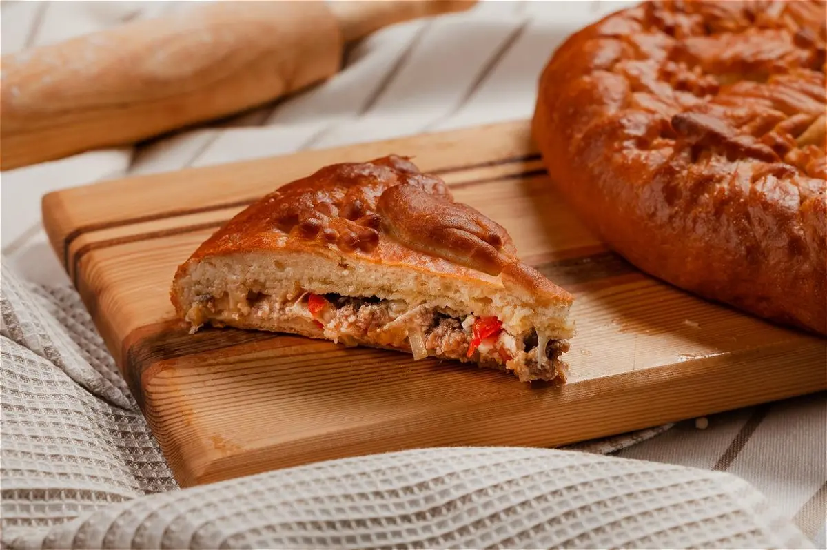 Пирог с мясом, моцареллой, и болгарским перцем