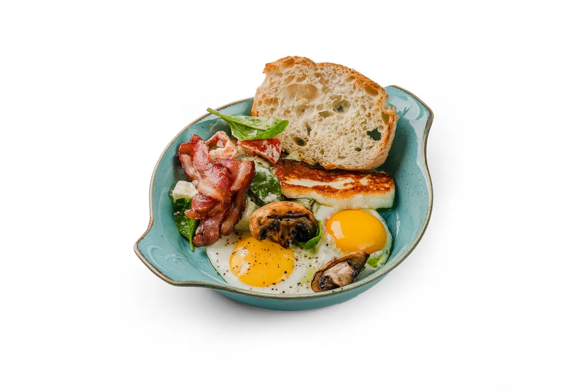 Глазунья с беконом