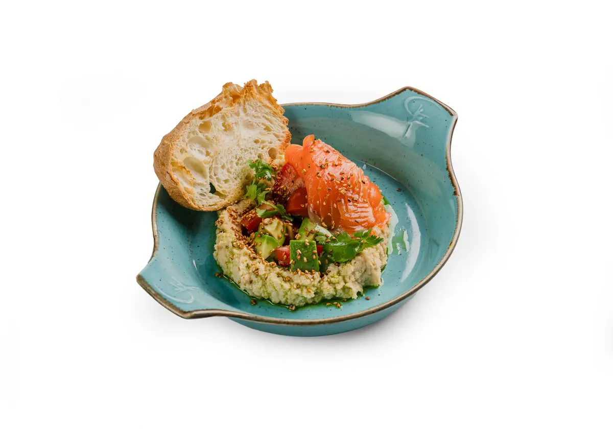 Завтрак с хумусом и лососем