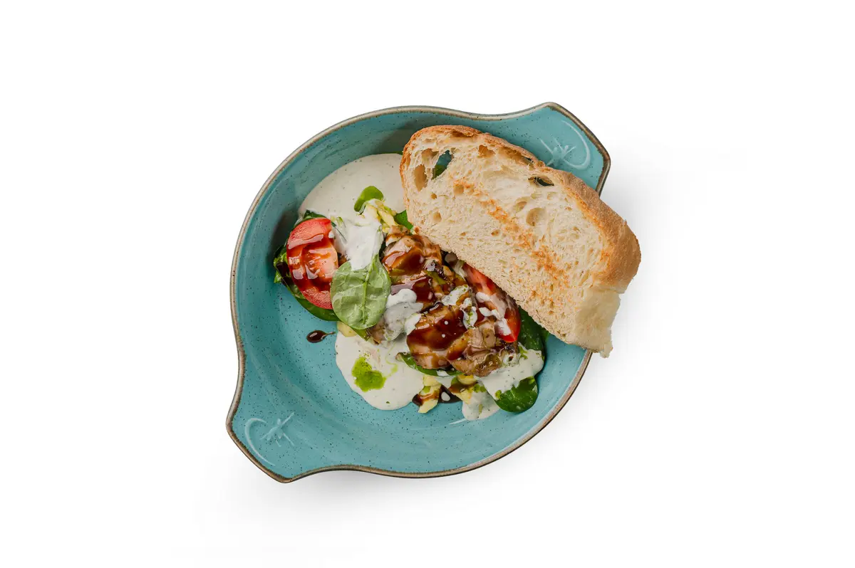 Скрэмбл с куриным стейком