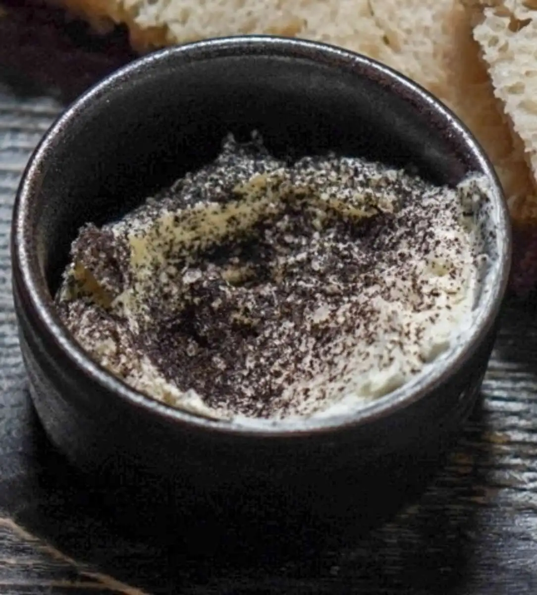 Копчёное масло с золой из лука порей и четверговой солью 30гр.