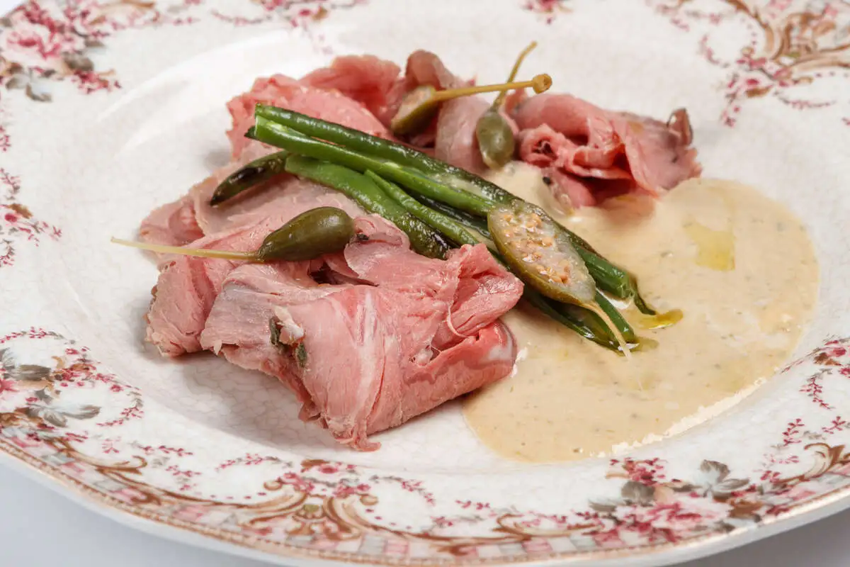 Вителло тоннато с зелёной фасолью и каперсами