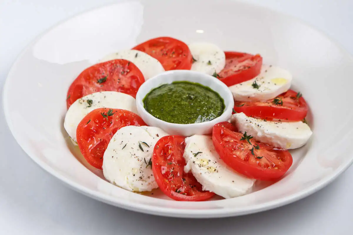 Моцарелла с помидорами и песто