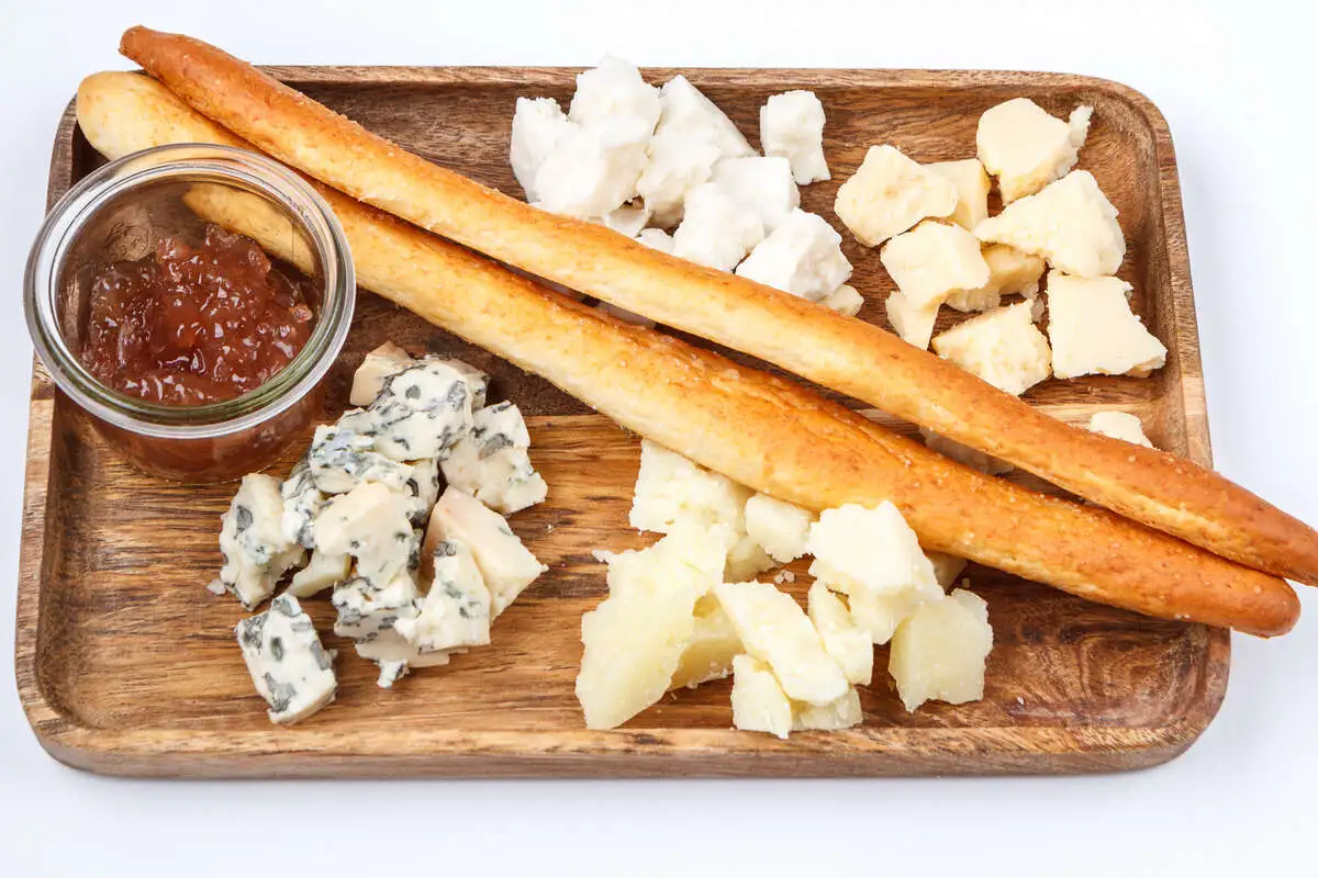 Сыры: горгонзола, пармезан, красная ведьма, козий с трюфелем