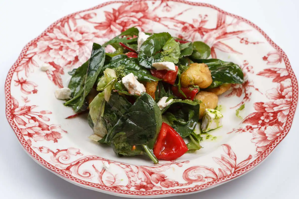 Салат с томатами хрустящими баклажанами и брынзой