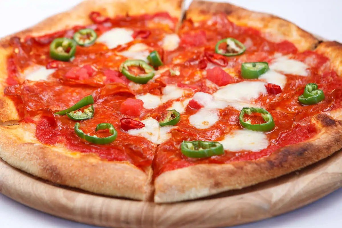 Острая пицца с чоризо и зелёным перцем