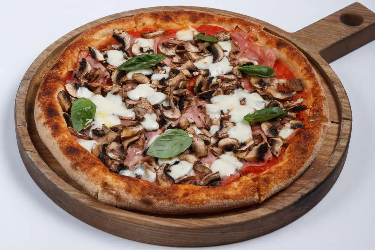 Пицца с ветчиной и грибами