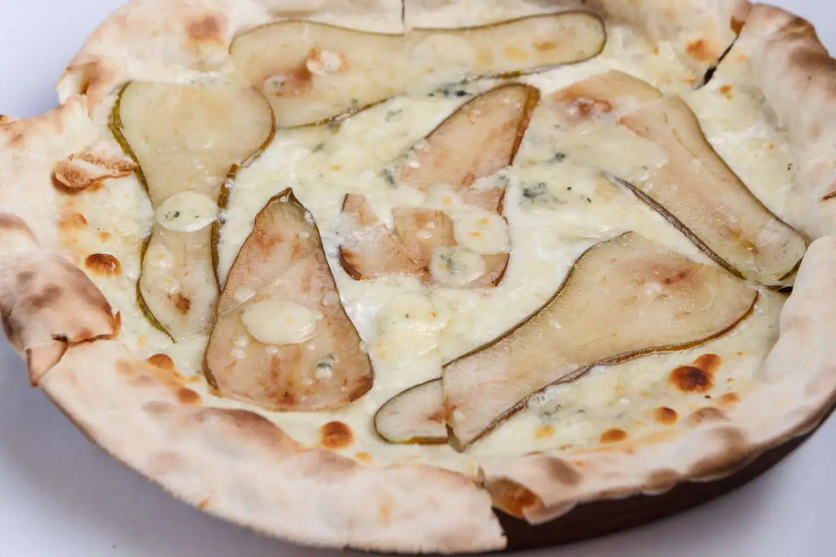 Пицца с грушей и горгонзолой