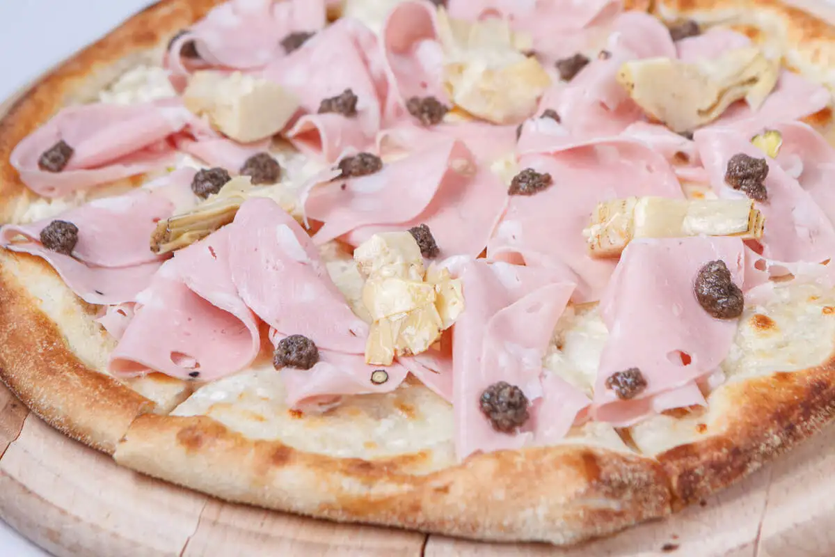Пицца с мортаделлой, артишоками и трюфелем