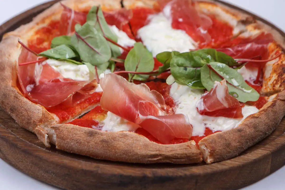 Пицца с прошутто, страчателлой и мангольдом