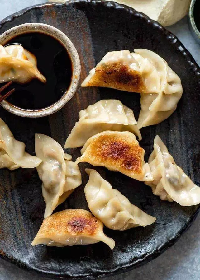 Пельмени с креветкой и яйцом жареные