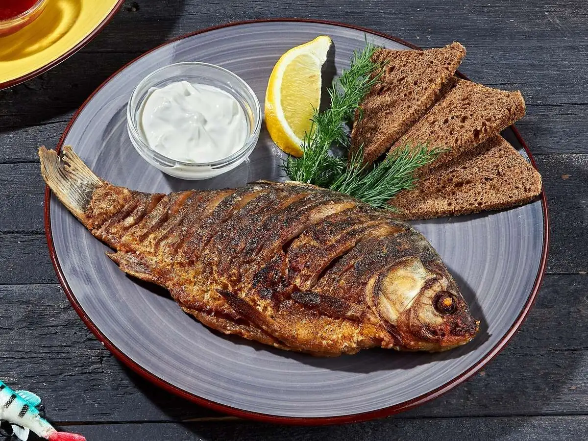 Жареный карась с бородинским хлебом и сметаной