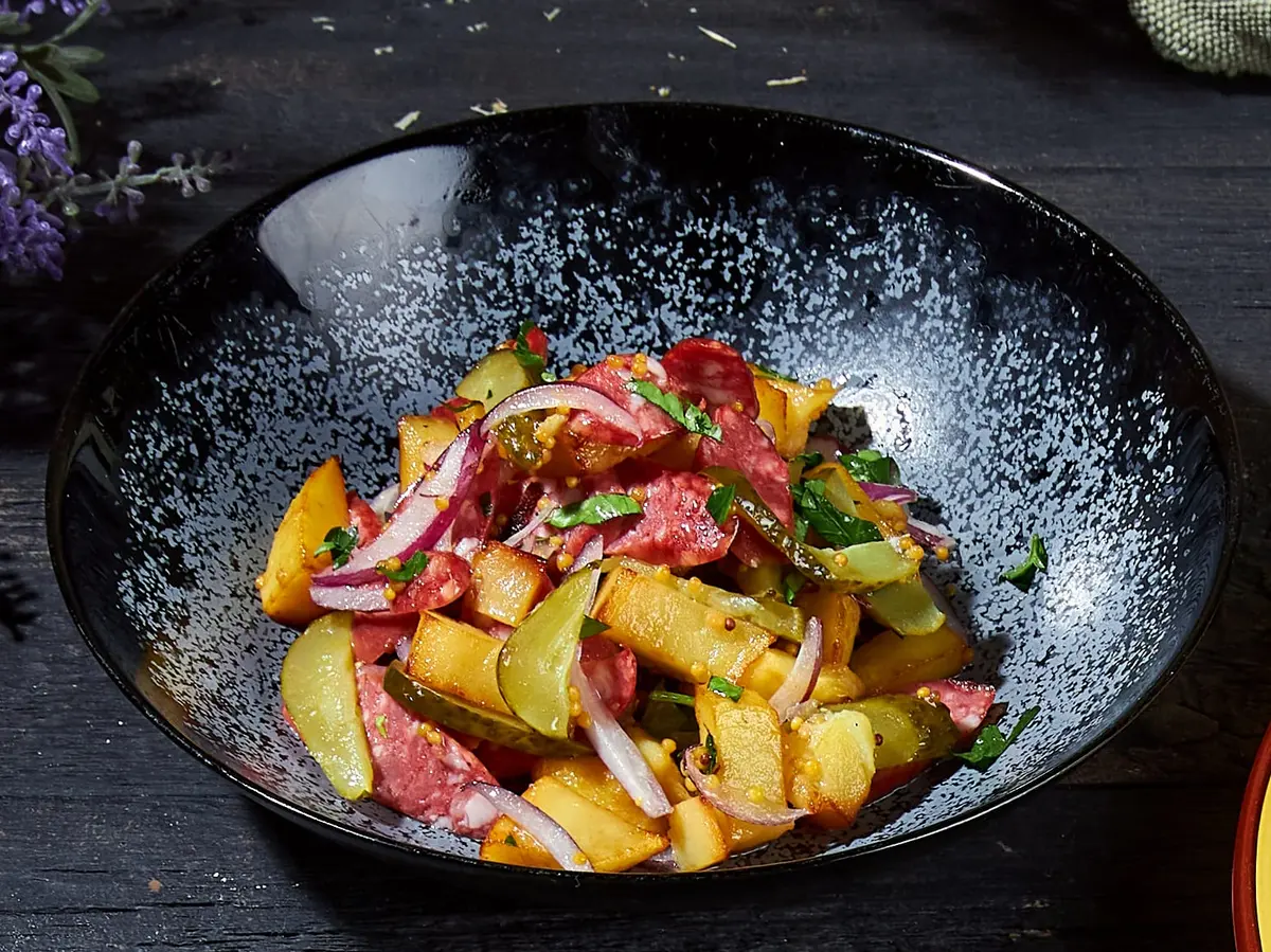 Салат с охотничьими колбасками