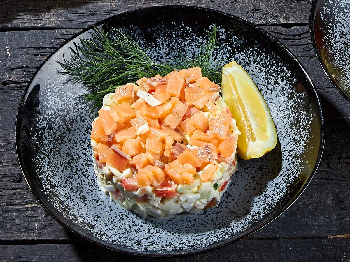 Салат с нежной семгой и кальмаром