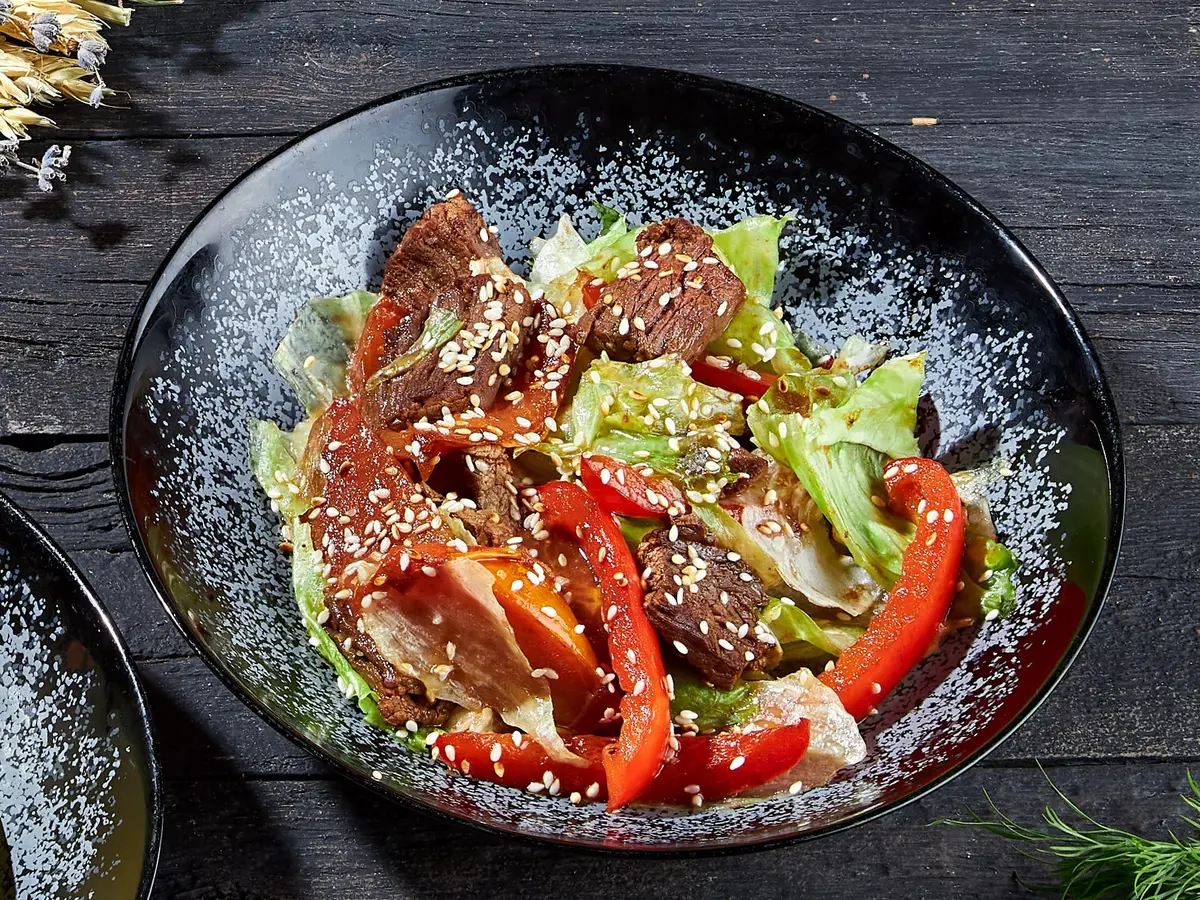 Салат с сочной говядиной и запеченными овощами