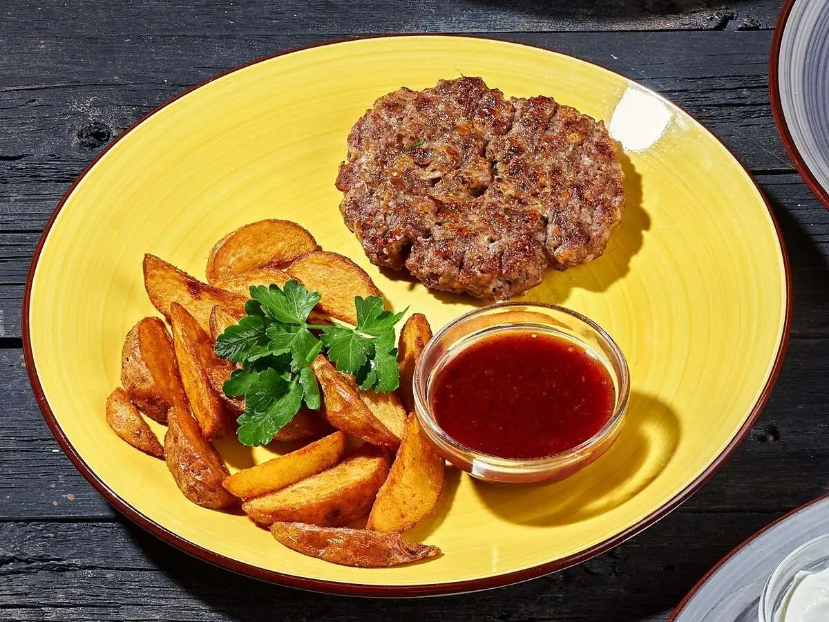 Плескавица из мяса лося и сыра с картофельными дольками