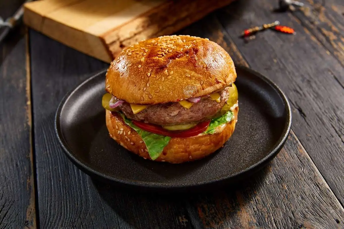 Бургер с говяжей котлетой