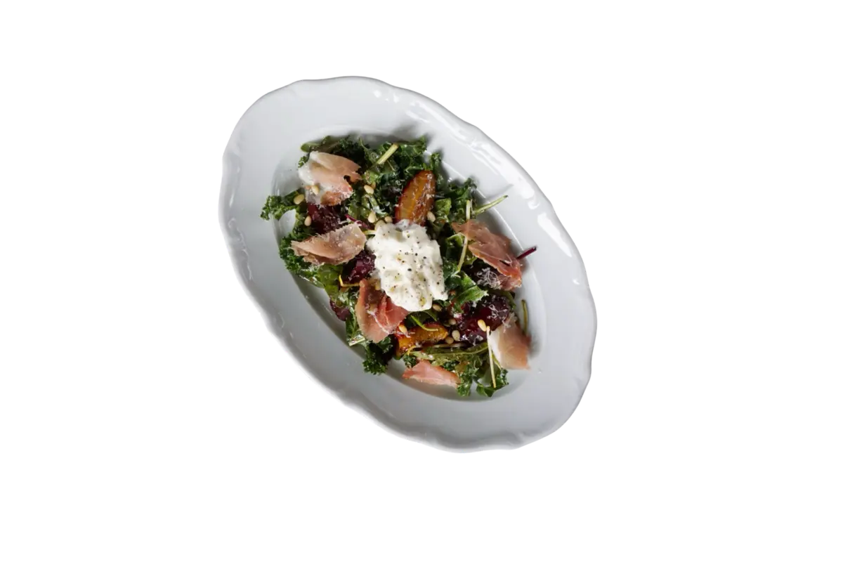 Салат с печеной сливой и прошутто