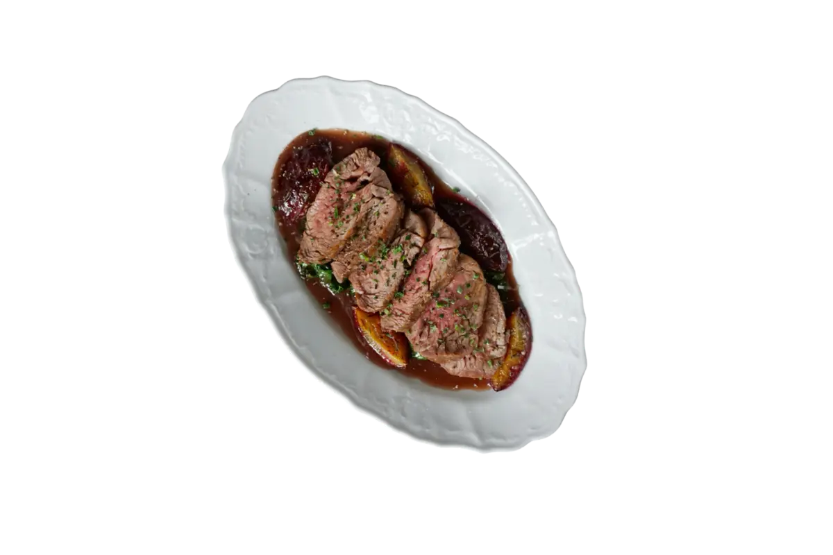 Стейк из говяжьей вырезки с печеной сливой