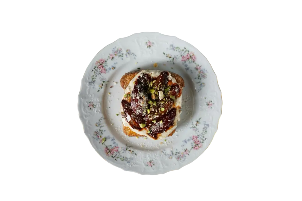 Френч-тост с кленовым кремом и сливой 