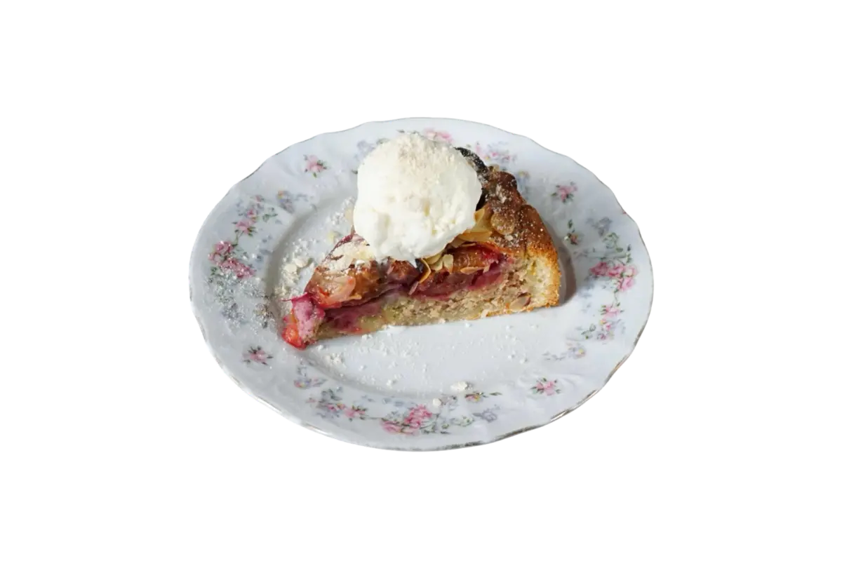 Теплый сливовый пирог с франжипаном из грецкого ореха и шариком мороженого