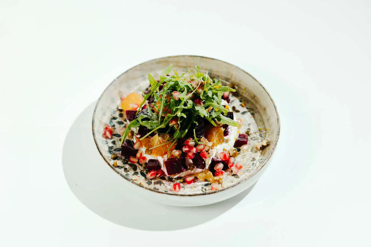 Салат с печёной свёклой и йогуртом